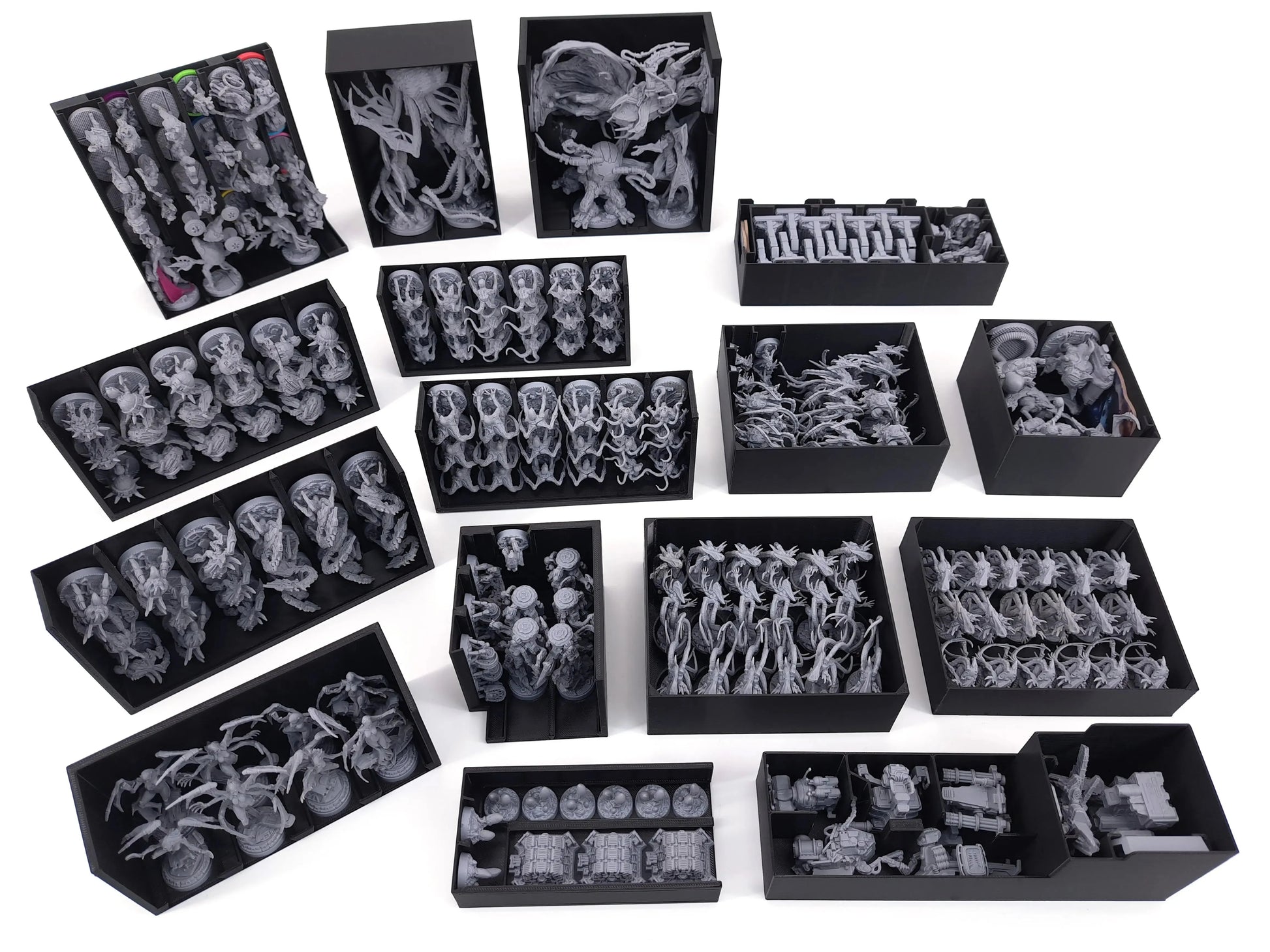 Mehrere schwarze 3D-gedruckte Organizerboxen voller Nemesis-Miniaturen: große Kreaturen, mittelgroße Figuren und zahlreiche kleine Aliens, sauber sortiert in einzelnen Fächern. Die Halter dienen als Miniatur-Organizer und schützen alle Modelle übersichtlich und platzsparend im Spielkarton.