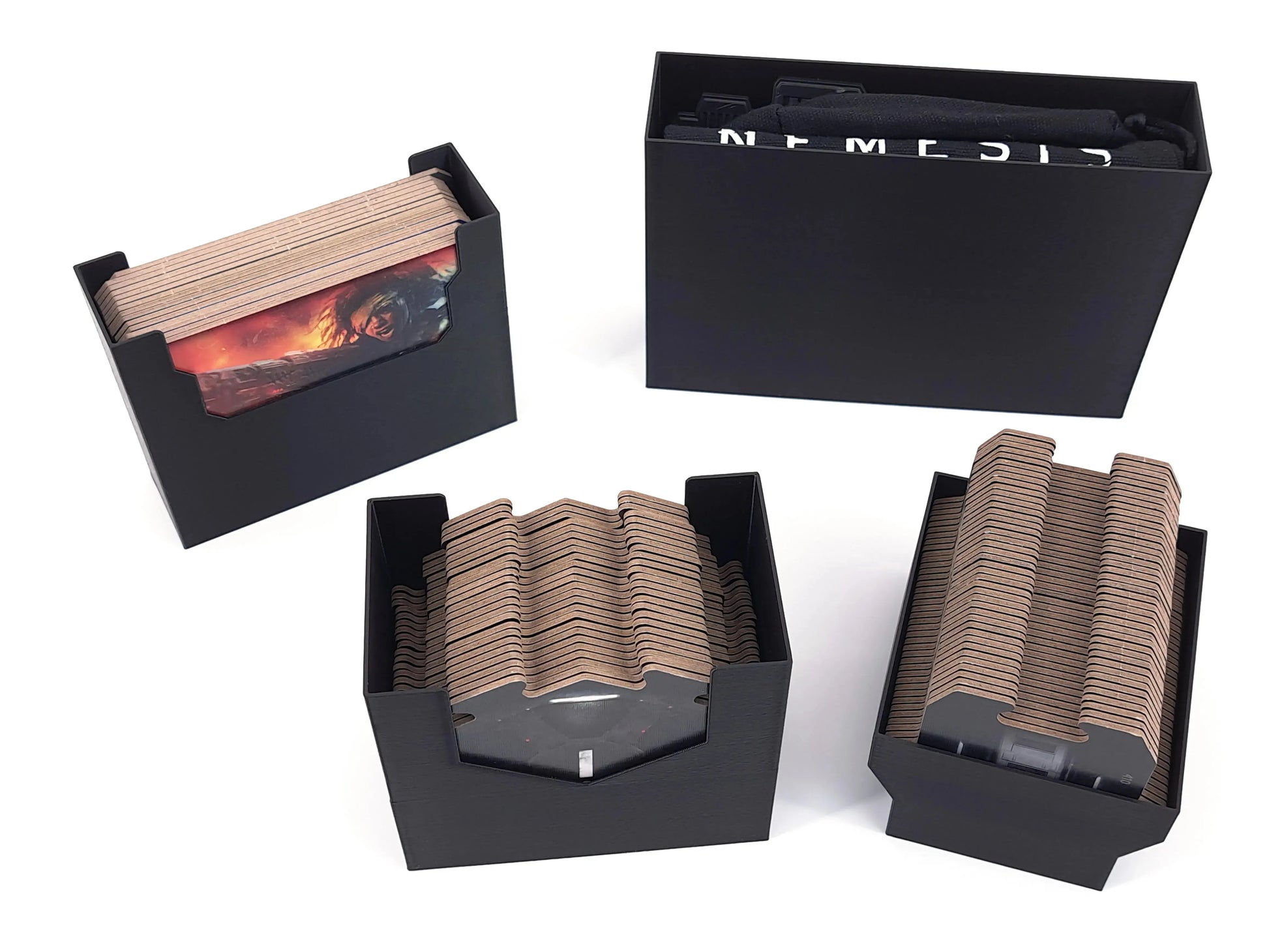Mehrere schwarze 3D-gedruckte Boxen für das Brettspiel Nemesis: breite Token-Halter für Stapel der braunen Gegner-Boards, daneben eine große Aufbewahrungsbox mit Stoffbeutel und Karten. Die Organizer sorgen für übersichtliche und platzsparende Lagerung der Spielplatten und Marker.