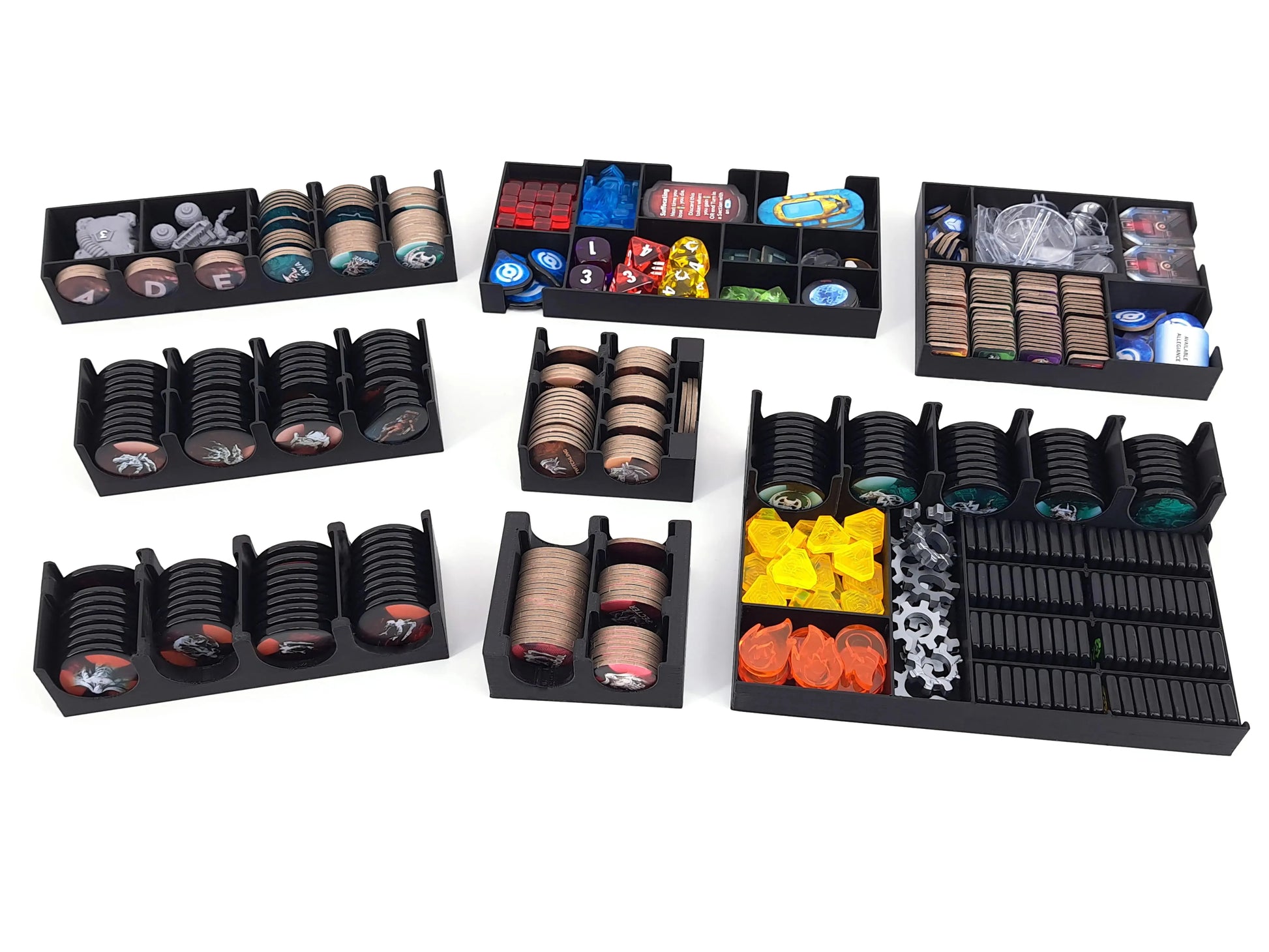 Mehrere 3D-gedruckte Organizer- und Inlay-Module von Tinkering Paws für Nemesis: sortierte Token, Minis, Karten und Marker in platzsparenden trays. Das Set dient als board game insert für schnellen Aufbau, einfachen Abbau und übersichtliche Aufbewahrung.