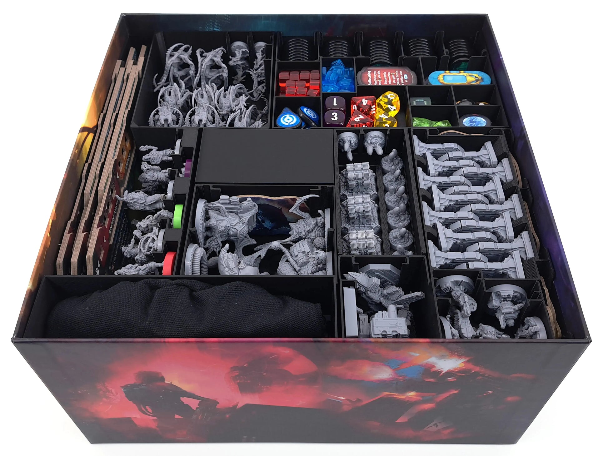 Geöffnete Nemesis-Spielbox, vollständig gefüllt mit dem 3D-gedruckten Insert: Miniaturen in sortierten Fächern, Kartenhalter, Token-Trays, Würfel, Marker und Ressourcen ordentlich organisiert. Das Inlay nutzt den gesamten Platz effizient und sorgt für schnelle Vorbereitung und saubere Aufbewahrung aller Spielkomponenten.