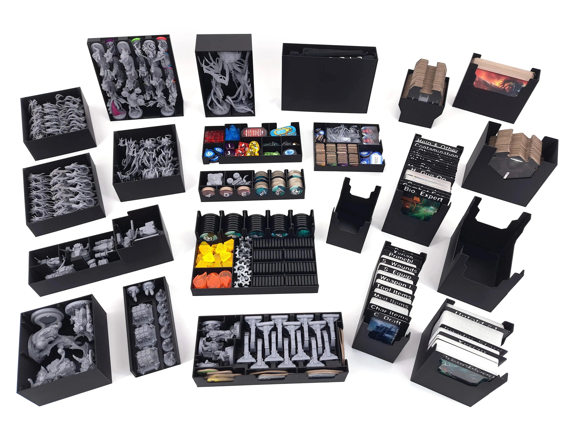 Übersicht des vollständigen 3D-gedruckten Inserts für das Brettspiel Nemesis: zahlreiche Organizer-Boxen für Miniaturen, Karten, Token und Marker, sortiert in modularen schwarzen Trays. Das platzsparende Inlay von Tinkering Paws sorgt für schnellen Aufbau, einfachen Abbau und strukturierte Aufbewahrung aller Spielkomponenten.