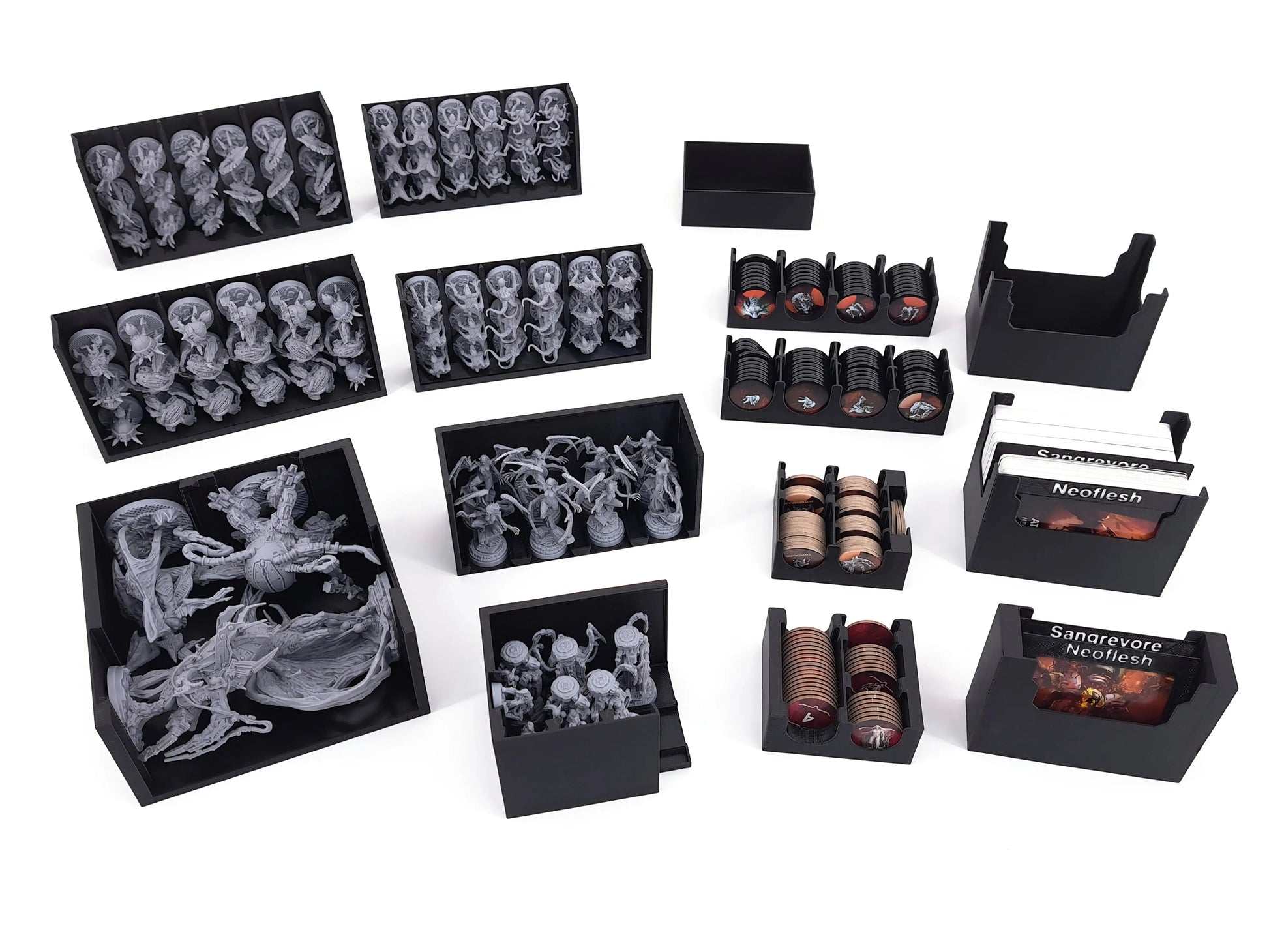 Mehrere 3D-gedruckte Organizerboxen für das Brettspiel Nemesis: sortierte Miniaturen in eigenen Fächern, Token-Trays für runde Marker, Kartenhalter sowie modulare Aufbewahrungsbehälter. Die einzelnen Inlay-Module halten Figuren, Marker und Karten übersichtlich und platzsparend organisiert.